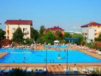 Вид на бассейн из полулюкса, второй этаж, 7 корпус